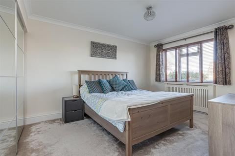 19 Castleton Close, Banstead, SM7 2JN