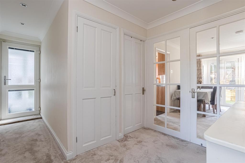 Flat-castleton-close-banstead-120.jpg