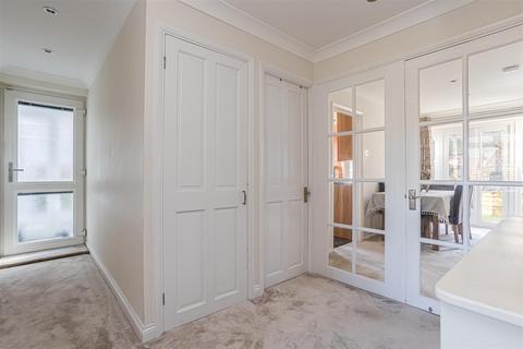 19 Castleton Close, Banstead, SM7 2JN