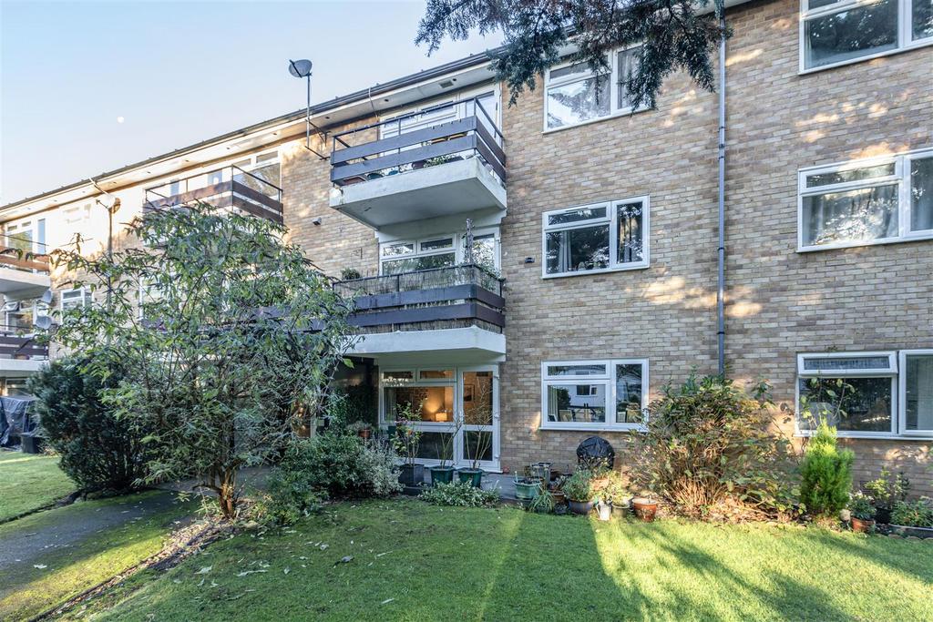 10 Brockley Combe, Weybridge, KT13 9 QB   11.jpg