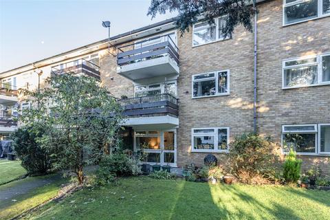 2 bedroom flat for sale, Brockley Combe, Weybridge