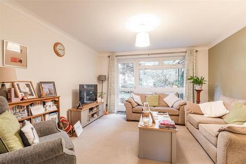 2 bedroom flat for sale, Brockley Combe, Weybridge