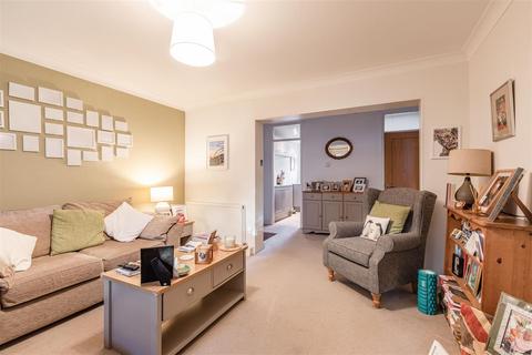 2 bedroom flat for sale, Brockley Combe, Weybridge