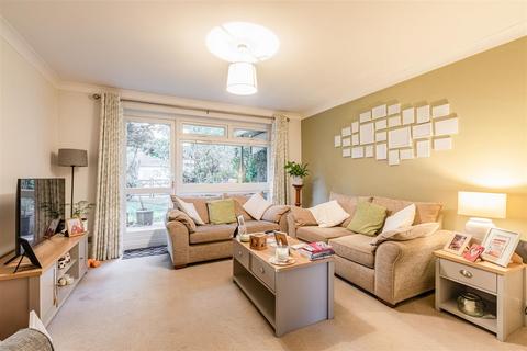 2 bedroom flat for sale, Brockley Combe, Weybridge