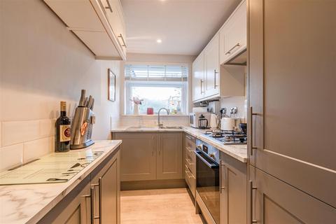 2 bedroom flat for sale, Brockley Combe, Weybridge