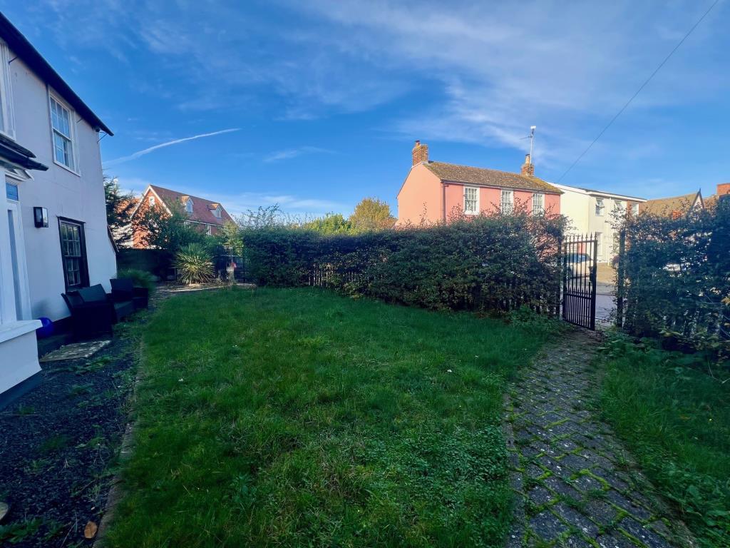 Front garden with access to driveway and street