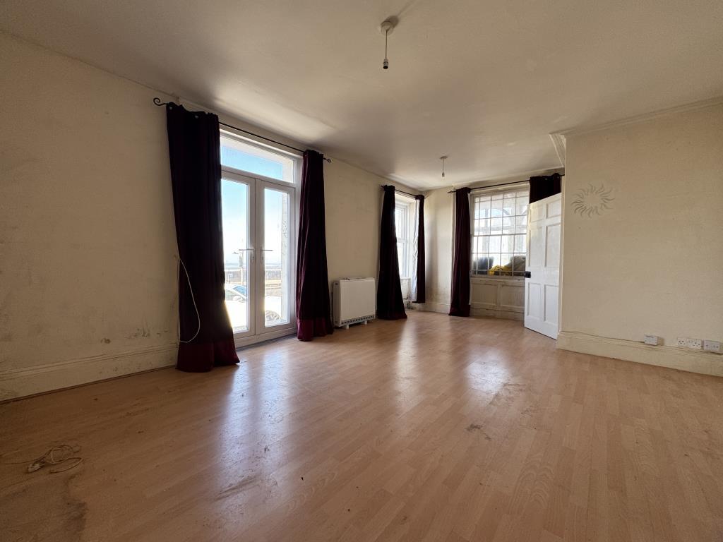 Spacious Sitting Room to Flat A