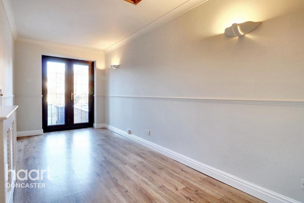 https://media.onthemarket.com/properties/16173505/1519491093/image-10-1024x1024.jpg