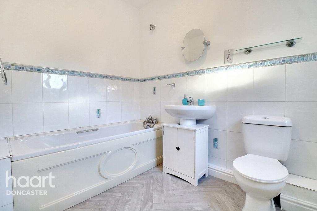 https://media.onthemarket.com/properties/16173505/1519491093/image-12-1024x1024.jpg