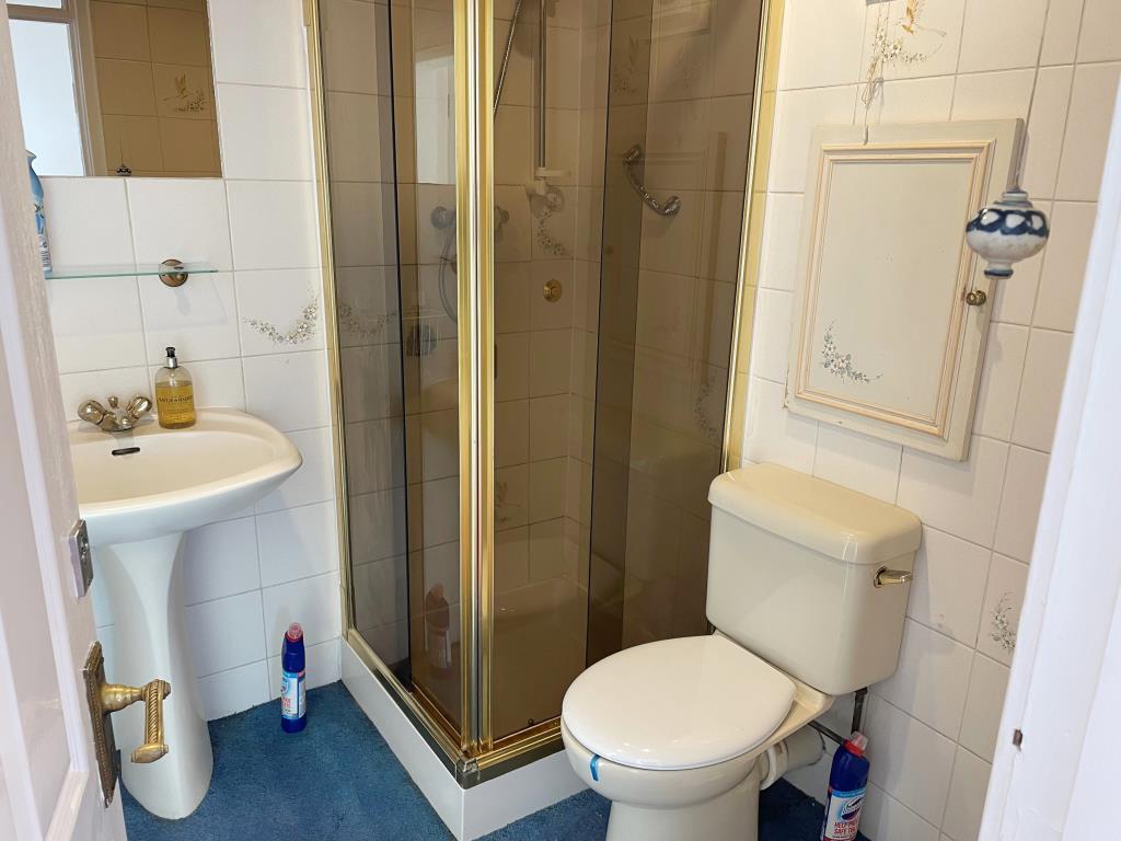 Main shower room with white suite