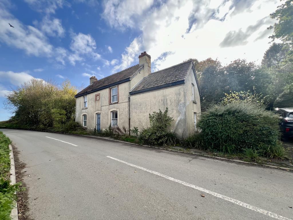 General view of the front of Hollytree Cottage