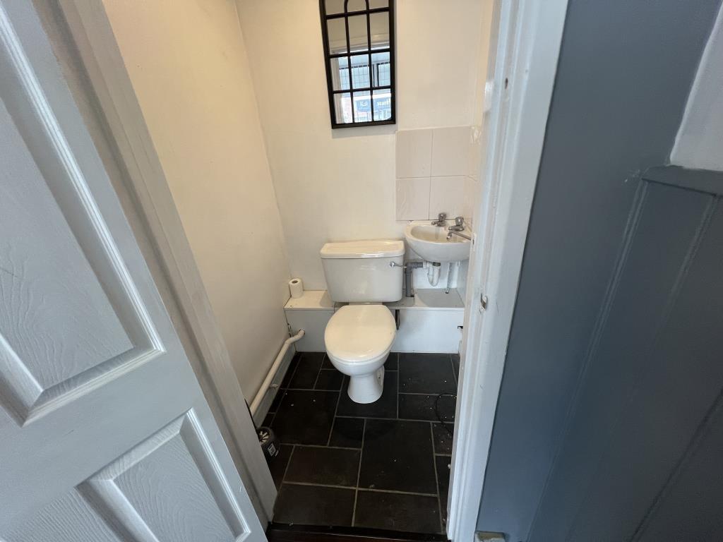 Cloakroom W.C. for the salon