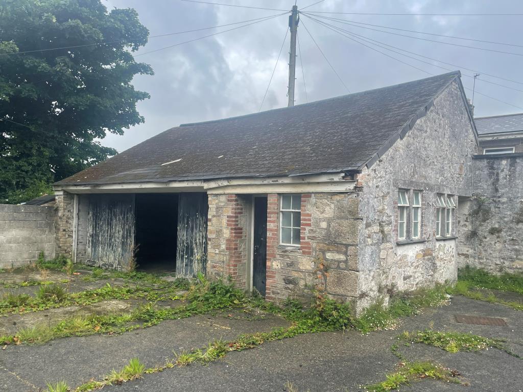 Single storey store building with toilet