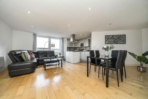 2 bedroom flat for sale, Smugglers Way, London SW18