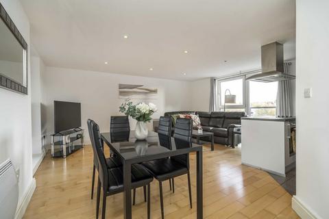 2 bedroom flat for sale, Smugglers Way, London SW18