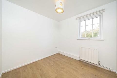 3 bedroom detached house to rent, Scylla Road, London SE15