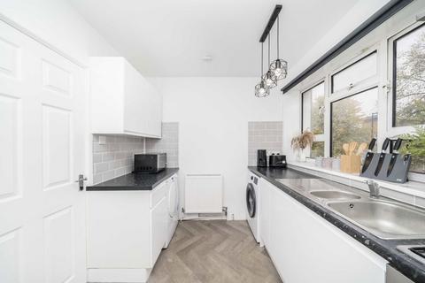 2 bedroom flat to rent, Linden Grove, London SE15