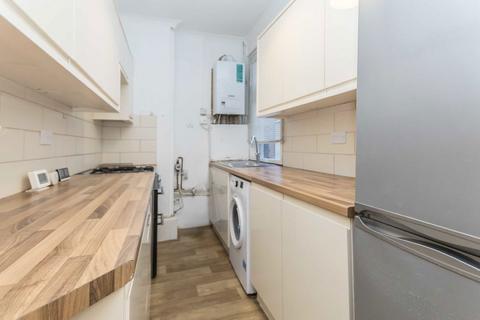 4 bedroom flat to rent, Regina Road, London W13