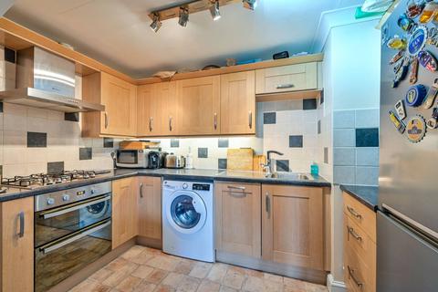 2 bedroom flat for sale, Station Road, Shalford, Guildford, GU4