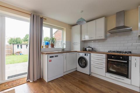 3 bedroom house to rent, Gingers Close, Surrey GU6