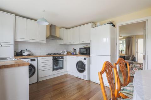 3 bedroom house to rent, Gingers Close, Surrey GU6