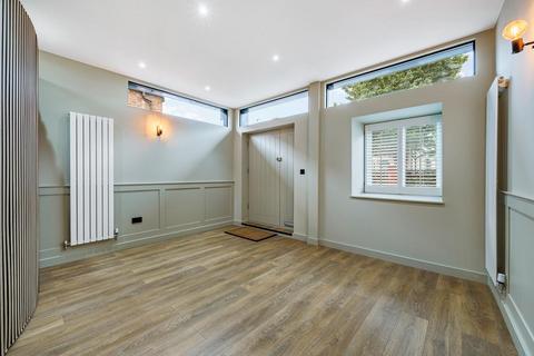 2 bedroom ground floor maisonette to rent, Gloucester Road, Acton, W3