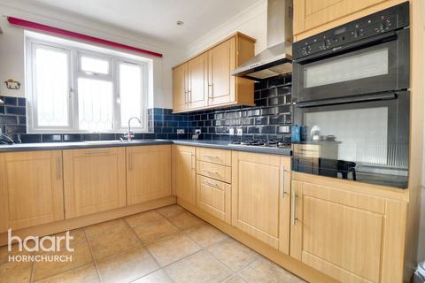 4 bedroom semi-detached house for sale, Chestnut Avenue, Hornchurch