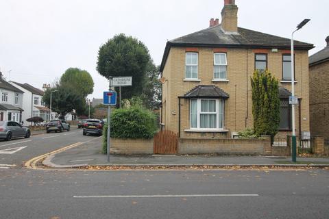 3 bedroom end of terrace house to rent, 28 Catherine Road, Romford