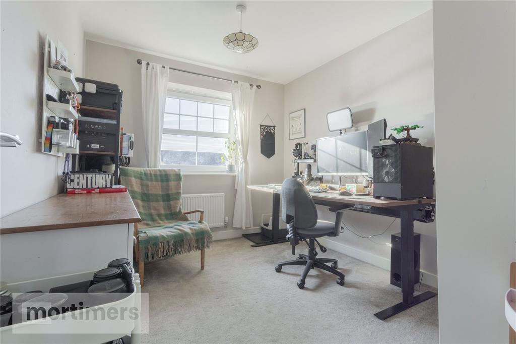 https://media.onthemarket.com/properties/16174159/1519499789/image-15-1024x1024.jpg