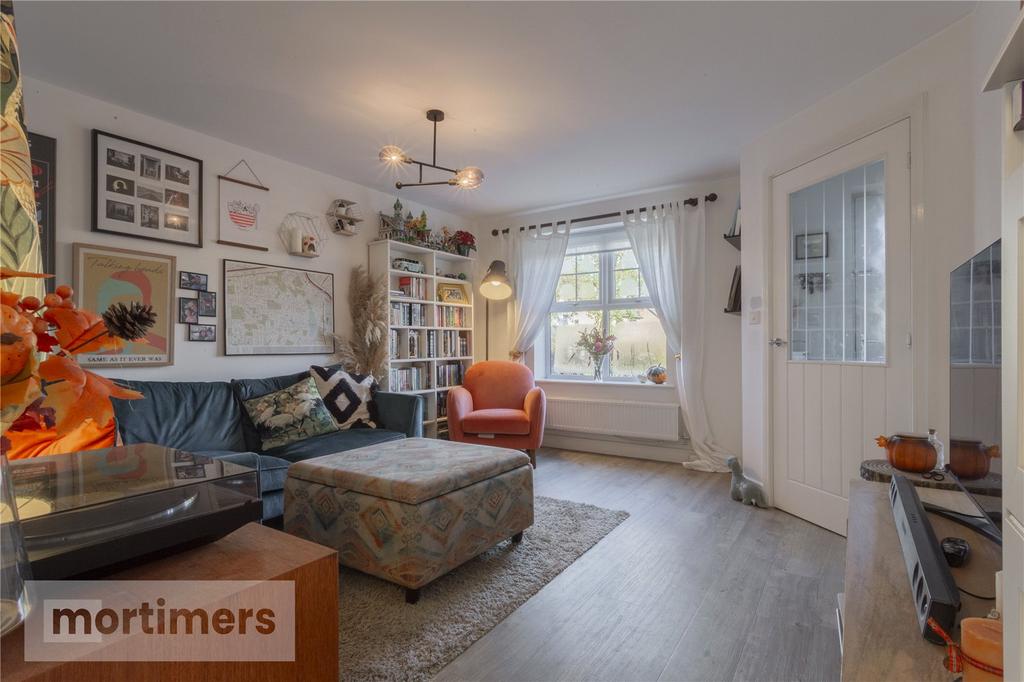 https://media.onthemarket.com/properties/16174159/1519499789/image-9-1024x1024.jpg