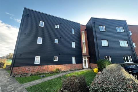 2 bedroom apartment to rent, Hither Fields, Gravesend