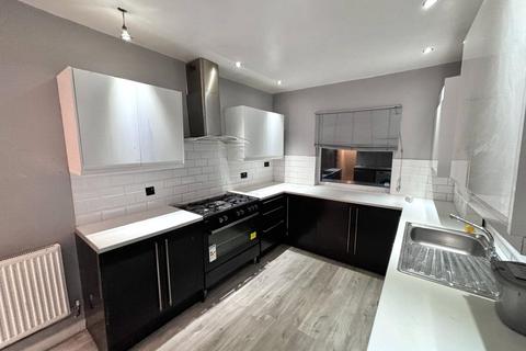 3 bedroom terraced house to rent, Peacock Grove, Manchester M18