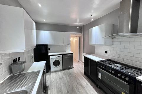 3 bedroom terraced house to rent, Peacock Grove, Manchester M18