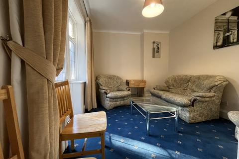 4 bedroom flat to rent, Gervis Road, Bournemouth,