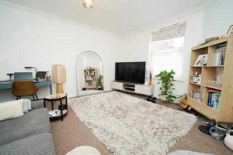 2 bedroom maisonette to rent, Church Road, Linslade