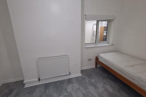 2 bedroom flat to rent, Station Road, London W7