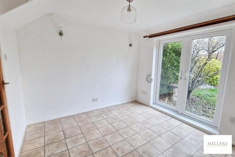 3 bedroom semi-detached house to rent, Wheelers, Epping