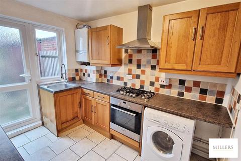 3 bedroom semi-detached house to rent, Wheelers, Epping