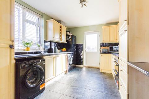 3 bedroom end of terrace house for sale, Irthlingborough Road, Finedon NN9