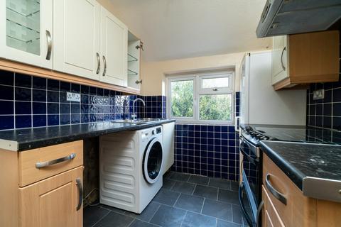 2 bedroom maisonette to rent, Spencer Road, Caterham