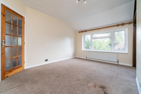 2 bedroom maisonette to rent, Spencer Road, Caterham