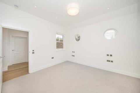 2 bedroom flat for sale, Twyford Avenue, London W3