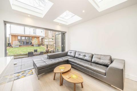 2 bedroom flat to rent, Rastell Avenue, London SW2