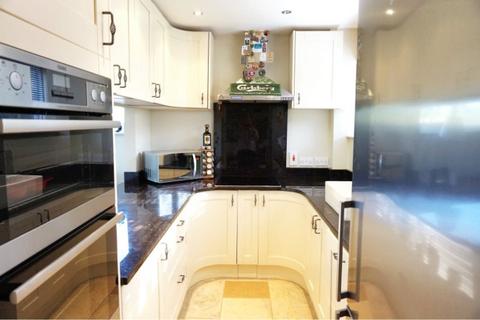 2 bedroom flat for sale, Ranmore Place, Princes Road, Weybridge, Surrey, KT13