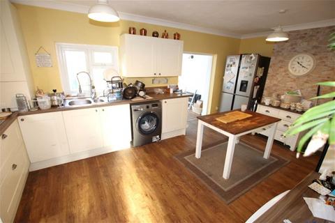 3 bedroom semi-detached house for sale, Walton Road, Clacton on Sea