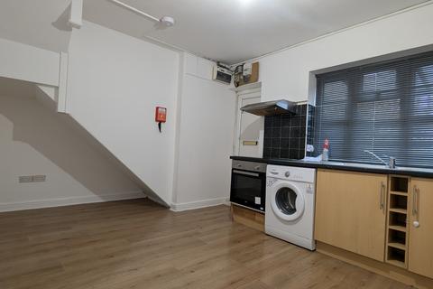 2 bedroom flat to rent, London Road, Slough, Berkshire, SL3