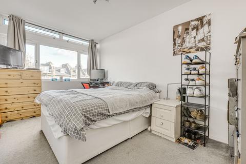 4 bedroom flat to rent, Cedars Road, London