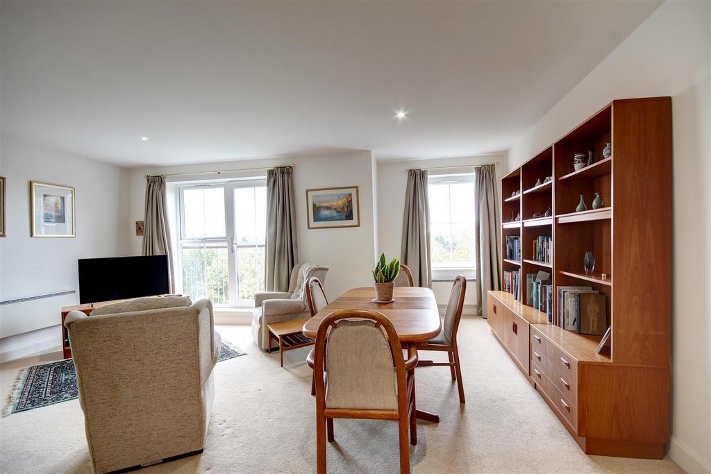 Open plan sitting/dining room