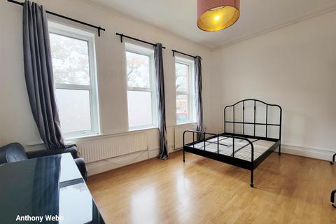 undefined, Green Lanes, Palmers Green, N13