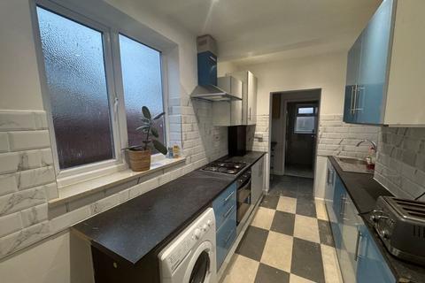 4 bedroom house to rent, Burns Avenue, Southall